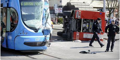 sudar tramvaja i vatrogasnog vozila u dubravi sudar tramvaja i vatrogasnog vozila u dubravi