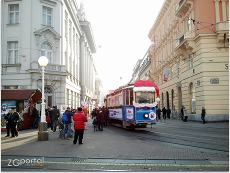 veseli božićni tramvaj, praška ulica, zagreb veseli božićni tramvaj, praška ulica, zagreb
