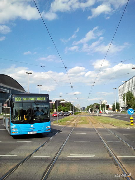 ulica grada vukovara, zagreb / autobusna linija 108 `glavni kolodvor - savski most` ulica grada vukovara, zagreb / autobusna linija 108 `glavni kolodvor - savski most`