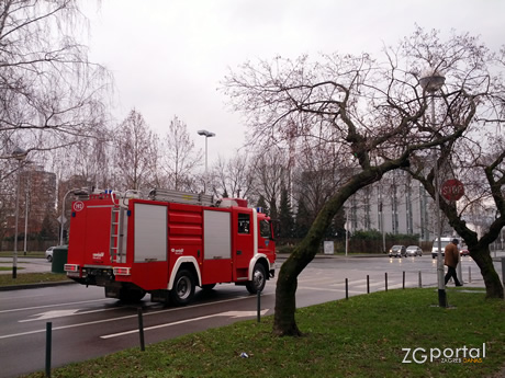 vatrogasno vozilo / ulica božidara magovca, travno, zagreb vatrogasno vozilo / ulica božidara magovca, travno, zagreb