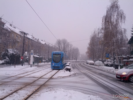 snijeg u zagrebu / tramvaj br. 14, ulica medveščak, zagreb snijeg u zagrebu / tramvaj br. 14, ulica medveščak, zagreb