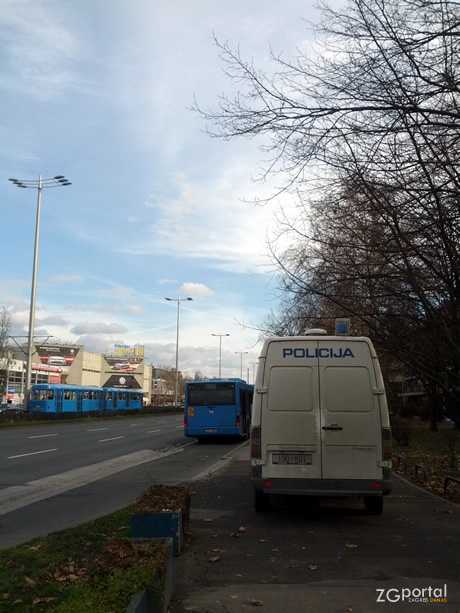 policijski kombi / avenija dubrovnik, siget, zagreb policijski kombi / avenija dubrovnik, siget, zagreb