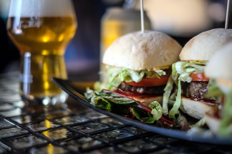 beer and burger / waves denim bar & restaurant