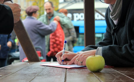 jabuke na trgu / caritas