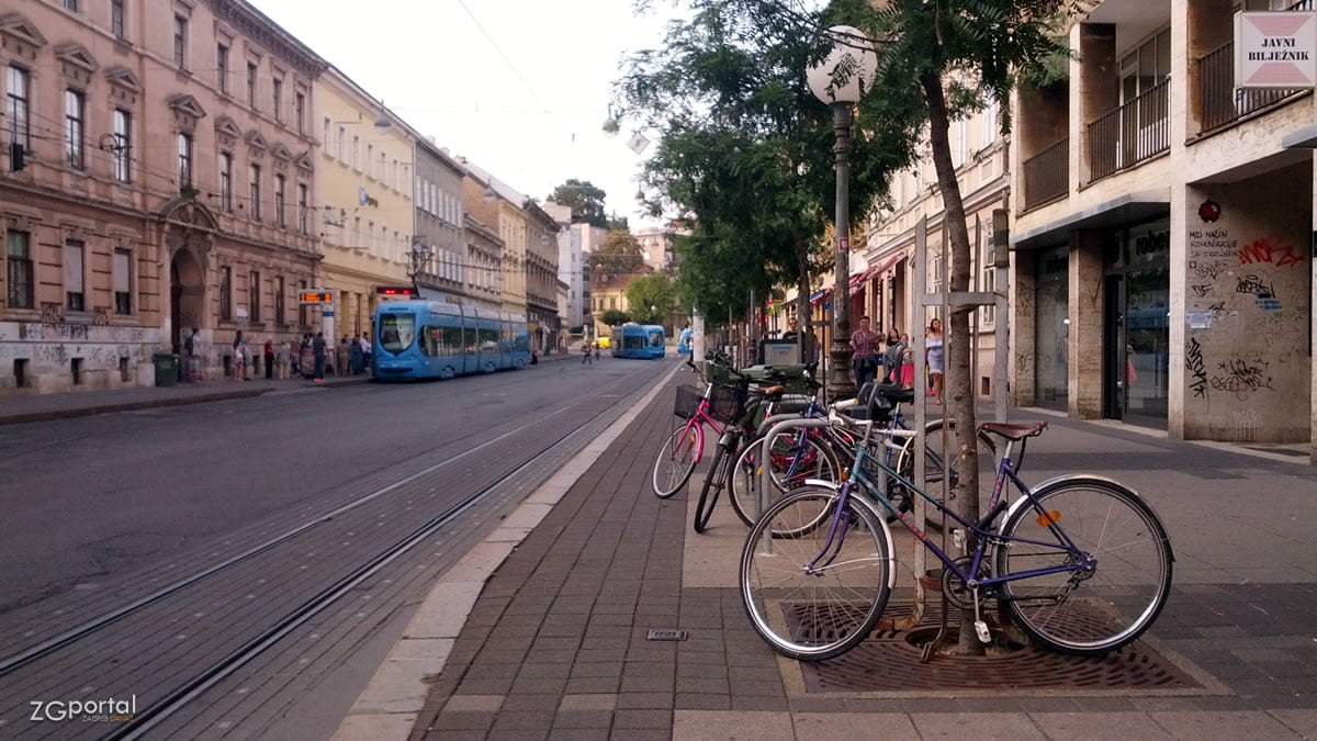 bicikl u ulici janka draškovića / zagreb, rujan 2016.