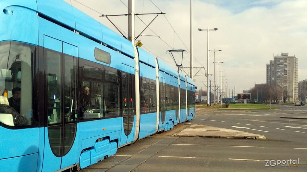 tramvaj tmk2200 | avenija dubrovnik, zagreb | siječanj 2014.
