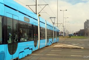tramvaj tmk2200 | avenija dubrovnik, zagreb | siječanj 2014.