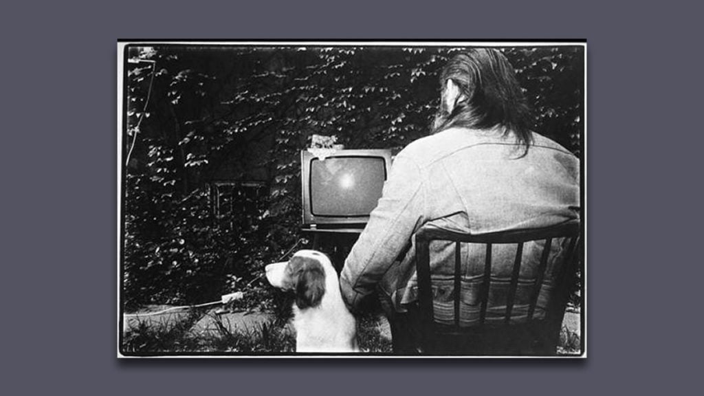 tomislav gotovac | performans "gledanje televizije" | zagreb | foto: mio vesović | 1980.
