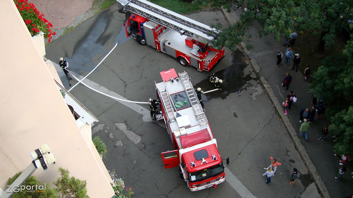 vatrogasci zagreb / vatrogasna intervencija / travno, zagreb, svibanj 2012.