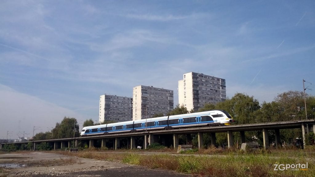HŽ Serija 6112 | niskopodni elektromotorni vlak za regionalni promet | branimirova ulica, zagreb | listopad 2016.