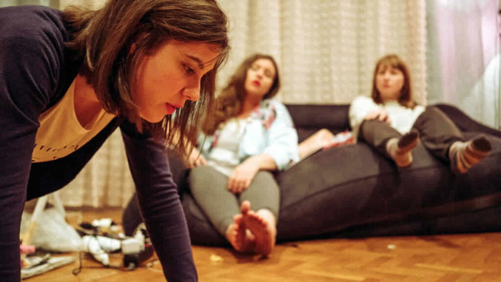 kaučsurfing | nina sabo - valentina lončarić - ella bogadi | kazališna družina clou | 2020.