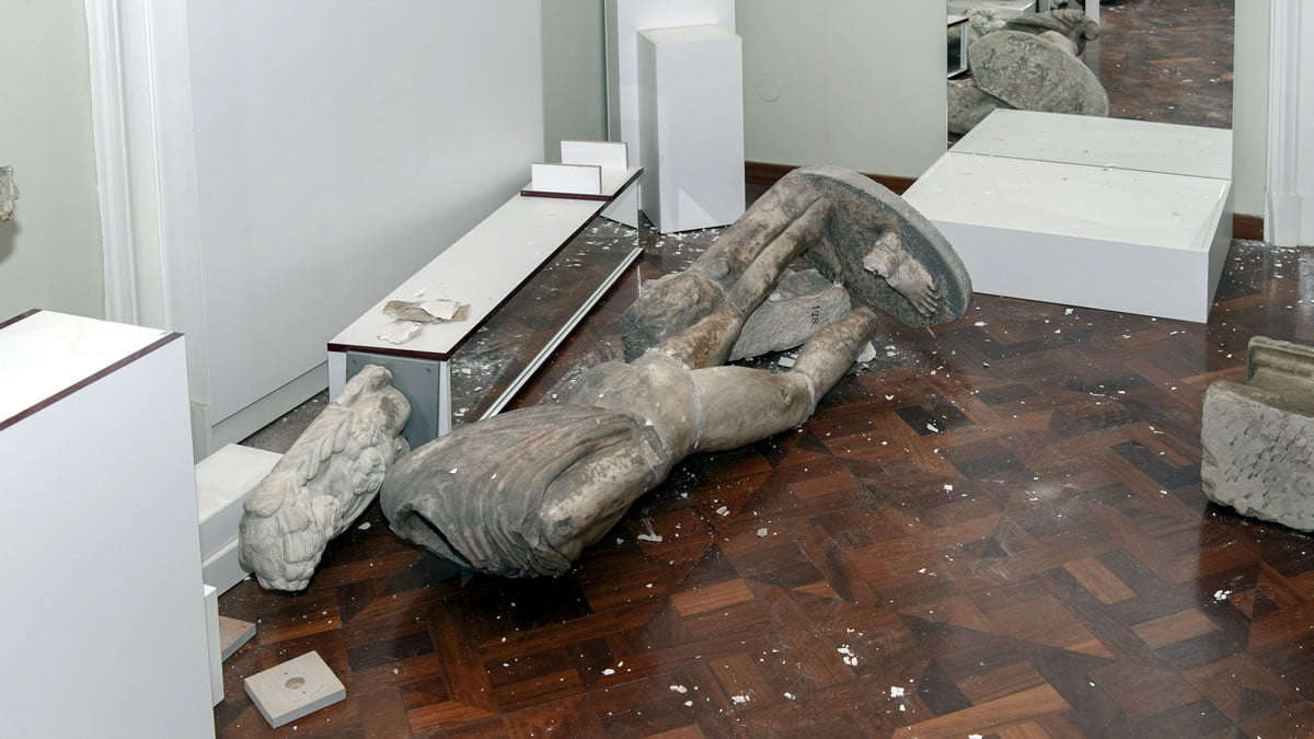 mramorna skulptura nagog mladića - šteta od potresa - arheološki muzej zagreb - 2020
