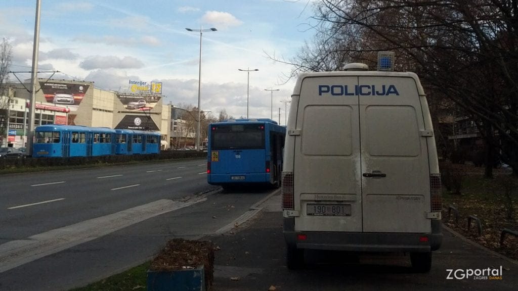 policijski kombi | crna marica | avenija dubrovnik, siget, zagreb | siječanj 2014.