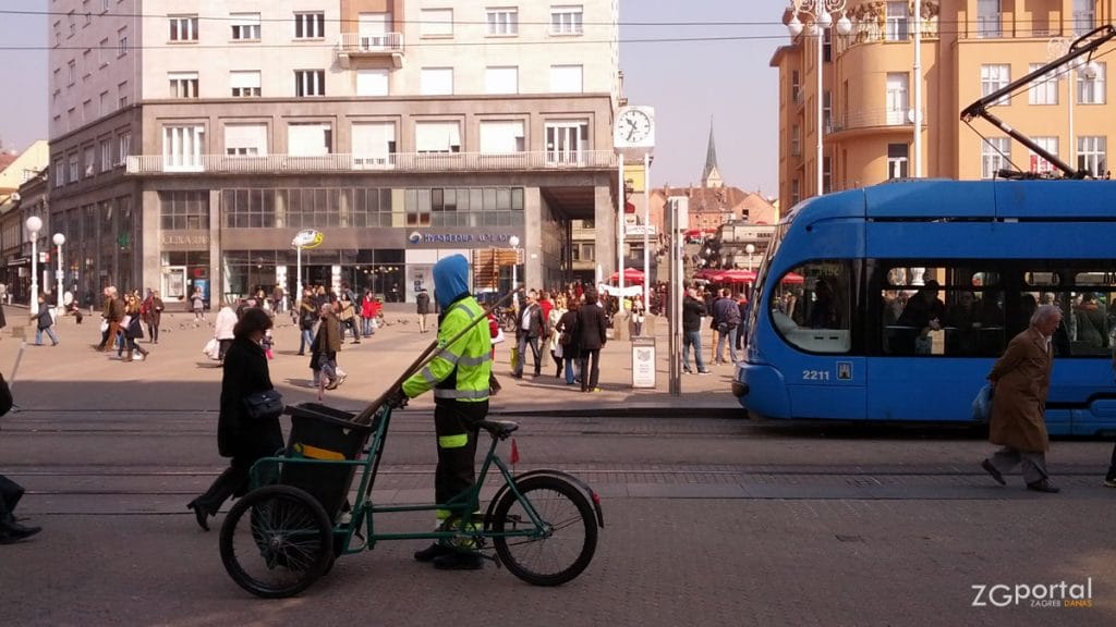 smetlarski bicikl - trg bana jelačića, zagreb - ožujak 2015.
