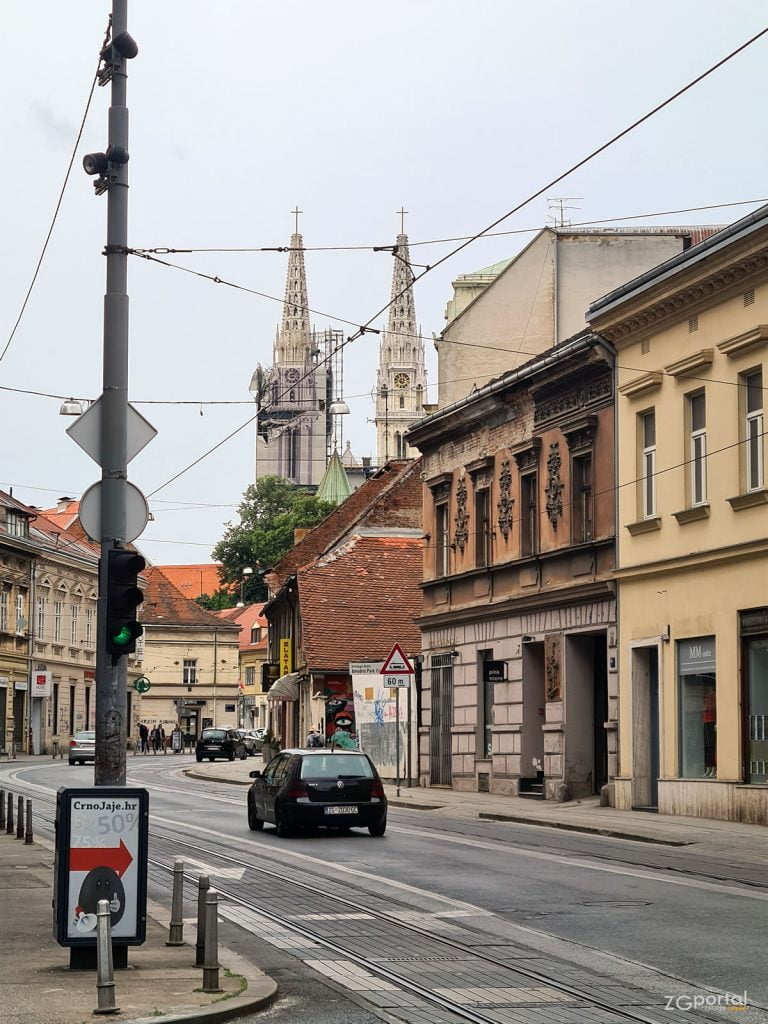 zagrebačka katedrala sa križevima - vlaška ulica, zagreb - svibanj 2020.