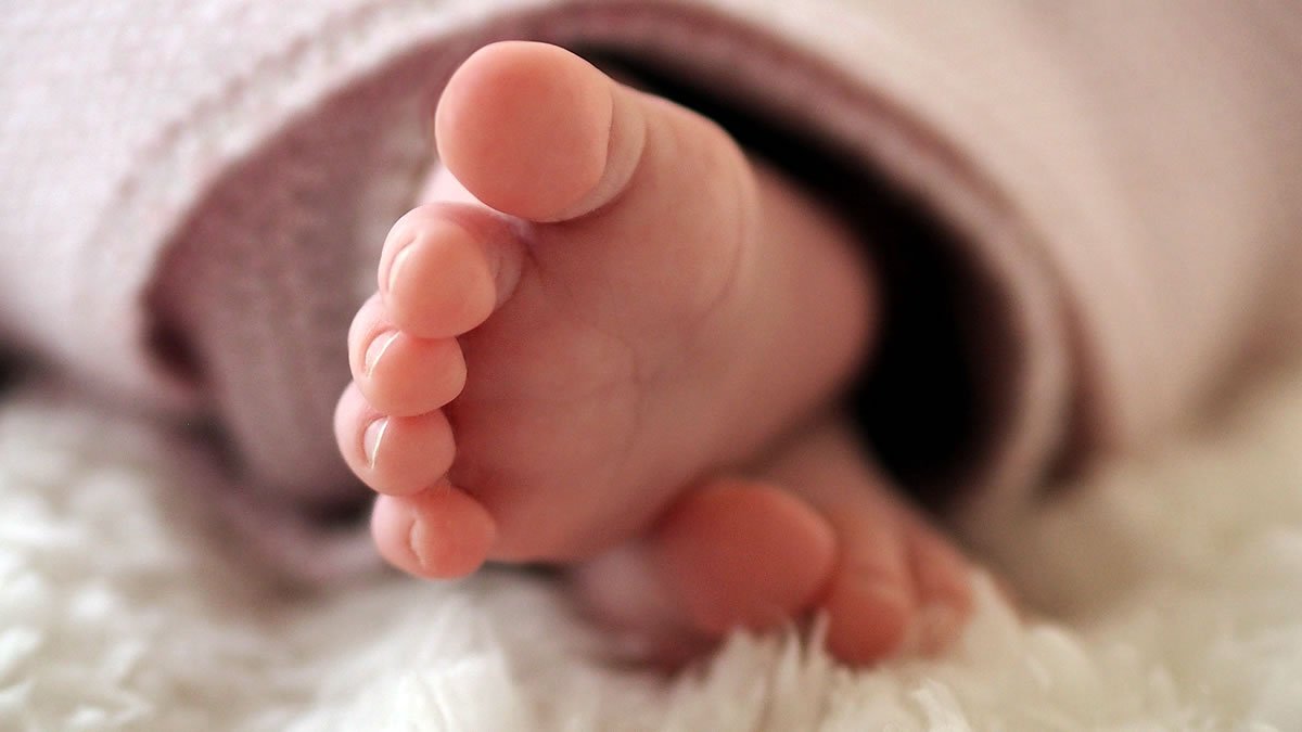 mala beba - dječje stopalo - 2020