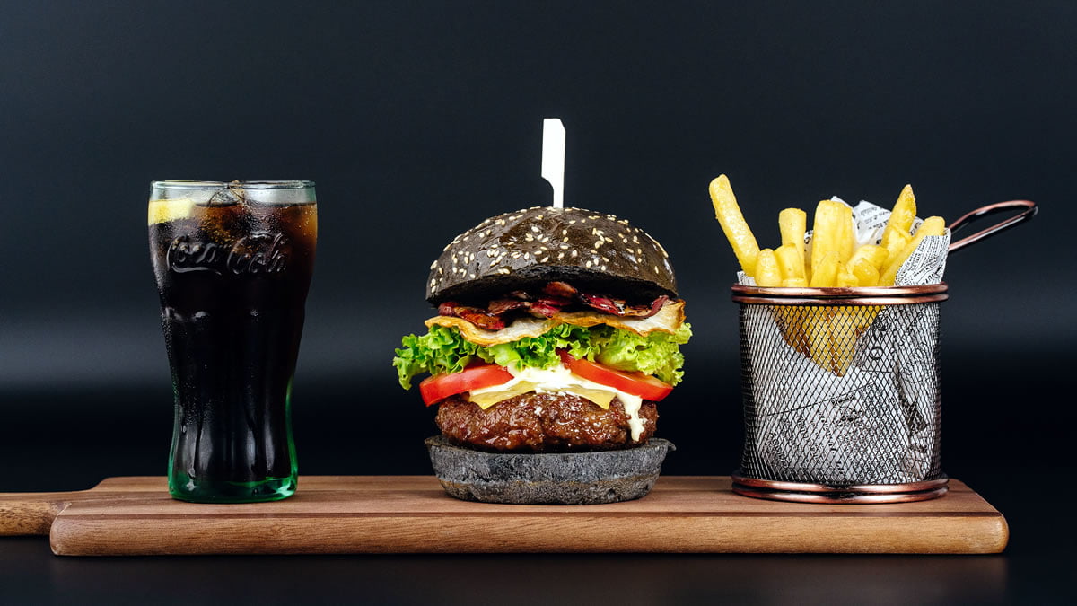 hamburger, coca cola i pommes frites - amazinga zagreb - 2020