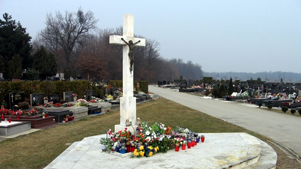 glavni križ, groblje markovo polje zagreb / studeni 2019.