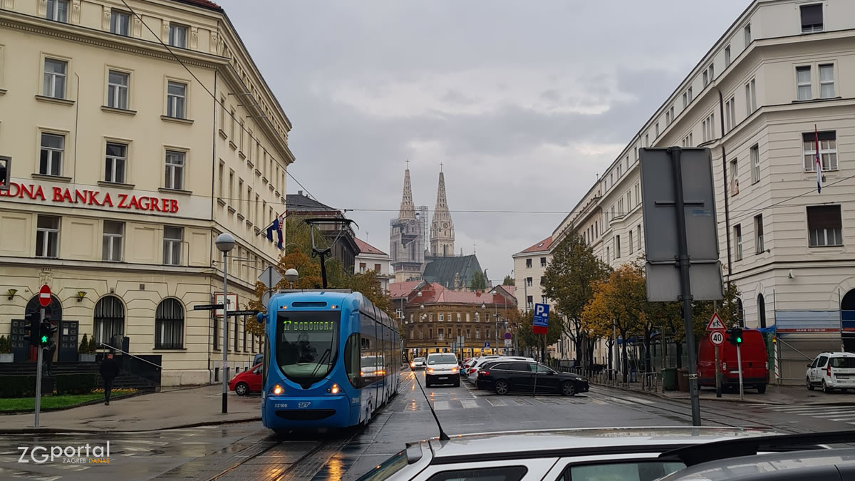 zagrebačka katedrala - tramvaj 17 - ulica franje račkog, zagreb - listopad 2020.
