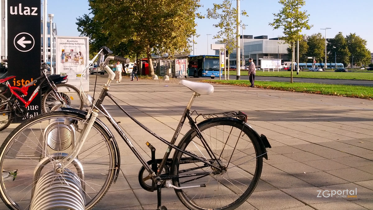 bicikl & biciklistička staza / bus 268 velika gorica - glavni kolodovor / avenue mall zagreb / rujan 2015.