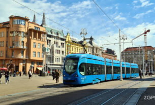javni prijevoz - tramvaj- trg bana jelačića, zagreb - travanj 2021.