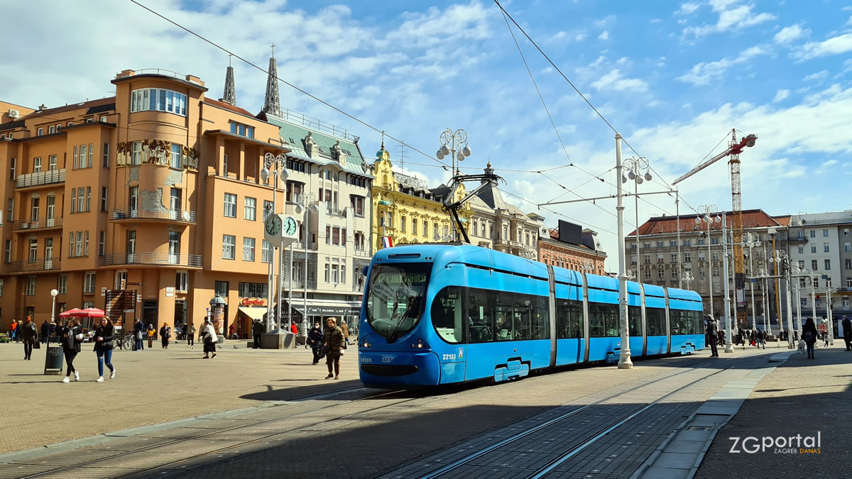 javni prijevoz - tramvaj- trg bana jelačića, zagreb - travanj 2021.