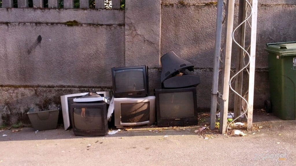 odvoz glomaznog otpada / zagreb / srpanj 2016.