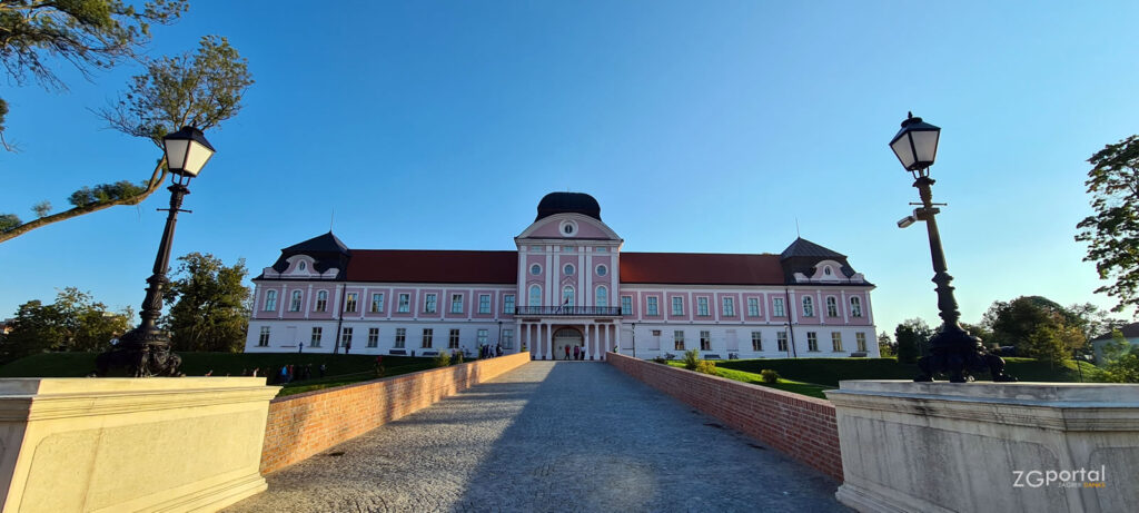 glavni ulaz - dvorac pejačević virovitica - rujan 2021.