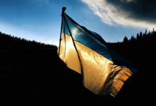 rat u ukrajini - ukrajinska zastava - 2022. - foto: max kukurudziak