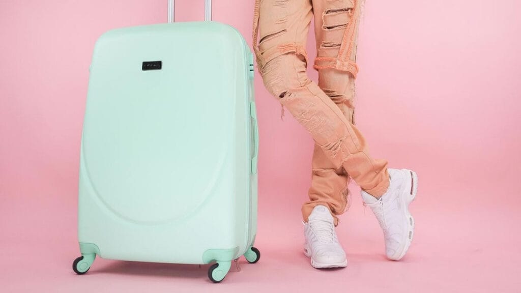 nakon putovanja najbolje je odmah očistiti kofer |pexel - sea-flight-sunny-fashion-8212233 | 2022.
