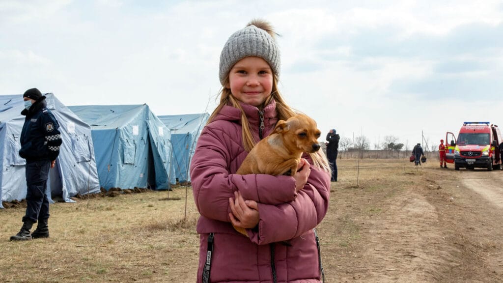 tatiana, izbjegličko dijete iz ukrajine sa svojim psom - unicef - veljača 2022.