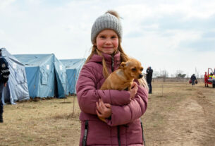 tatiana, izbjegličko dijete iz ukrajine sa svojim psom - unicef - veljača 2022.