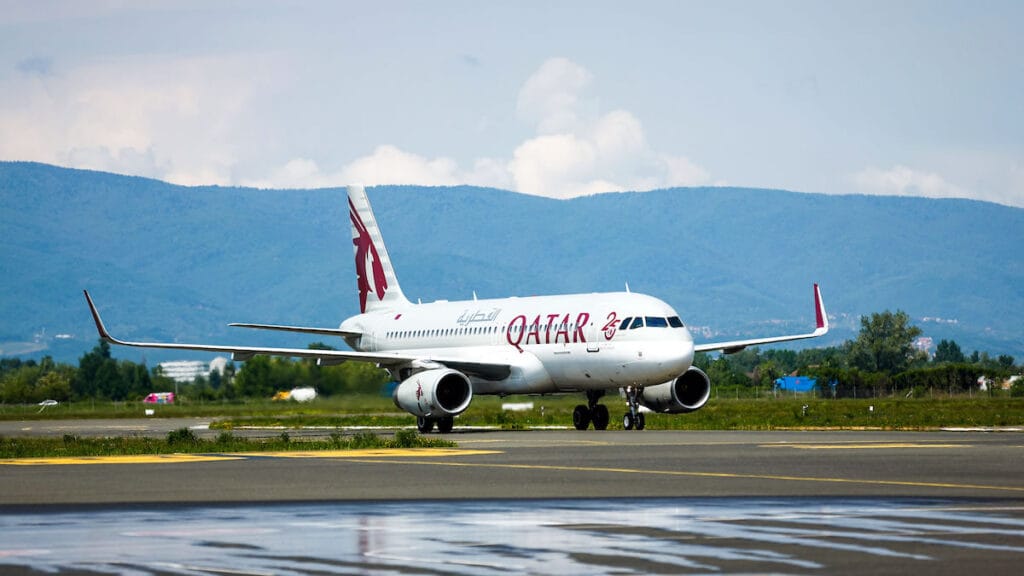 qatar airways - airport zagreb croatia - 2022.