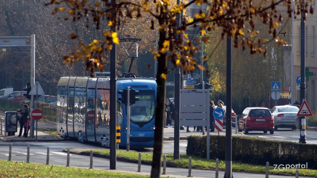 tramvajski promet | linija broj 14 | tramvaj končar tmk2200 | gupčeva zvijezda, zagreb | listopad 2022.