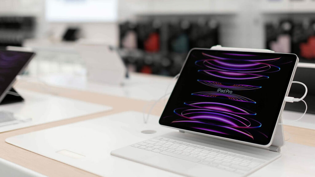 ipad pro 2023 :: apple store arena zagreb croatia