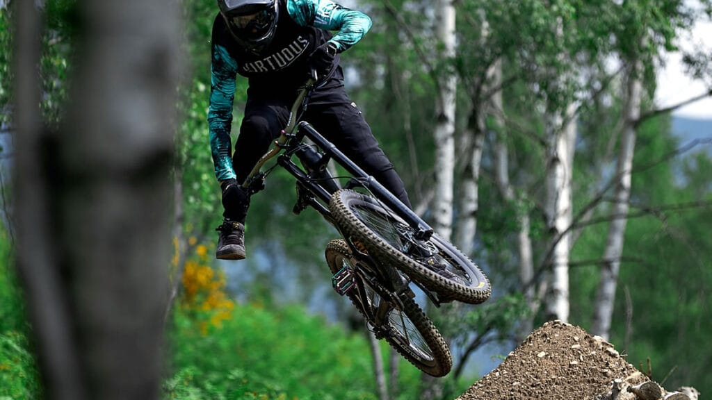 downhill bicikl | luca beani - unsplash | 2023.