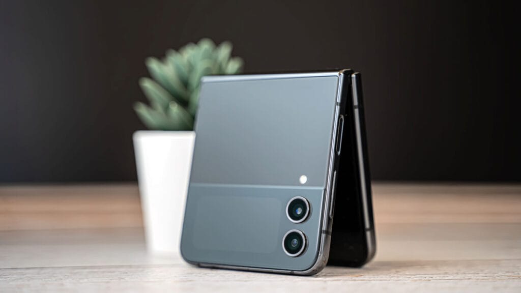samsung galaxy z foldable | pasqualino capobianco | jJAFznI3MG0 - unsplash | 2023.