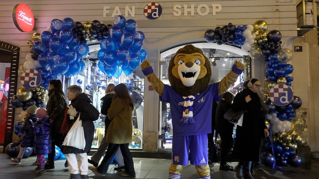 dinamo fan shop ilica zagreb | maskota lav plavko | 2023.
