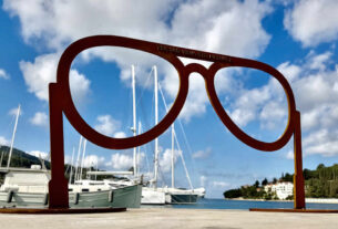 oliver dragojević | umjetnička instalacija "naočale" | vela luka | 2026.