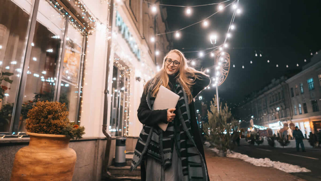 magnific | young woman posing with laptop street