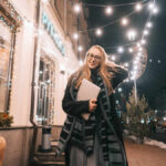 magnific | young woman posing with laptop street