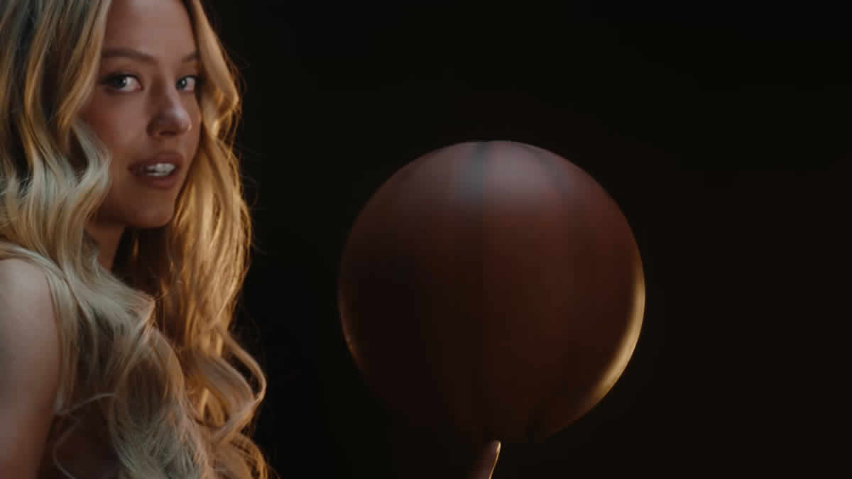 Sydney Sweeney izazvala novu buru | U provokativnoj reklami za sportsku platformu pozirala gotovo potpuno gola